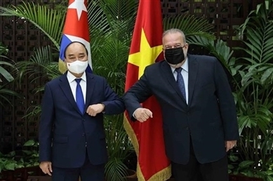 越南国家主席阮春福会见古巴总理